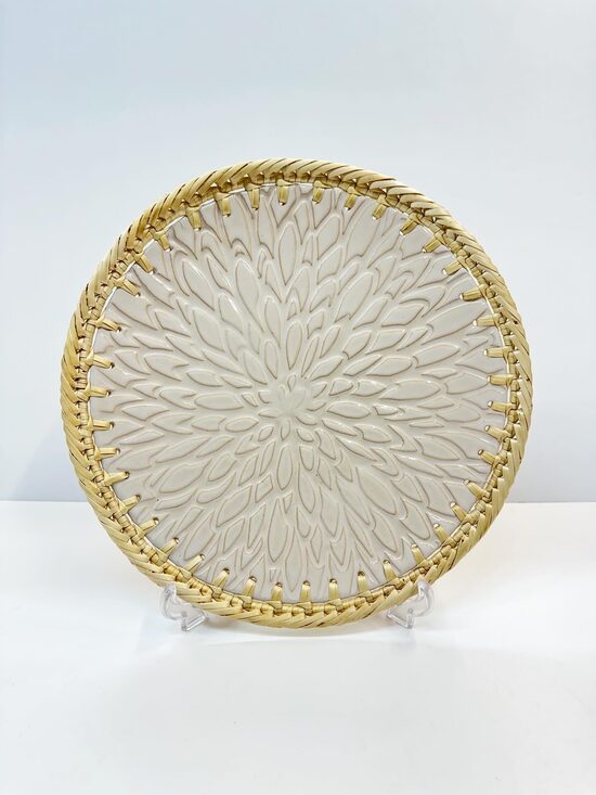 Plate with a braided edge